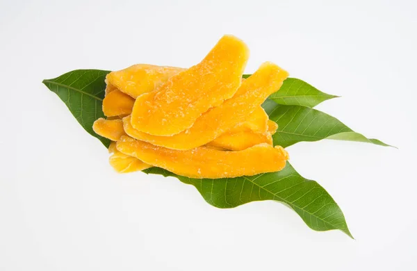 Fette di mango essiccate o di mango essiccate su uno sfondo . — Foto Stock