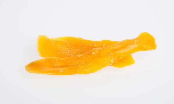 Gedroogde Mango of gedroogde Mango segmenten op een achtergrond. — Stockfoto