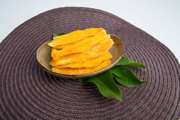 Mangue séchée ou tranches de mangue séchée sur un fond . — Photo