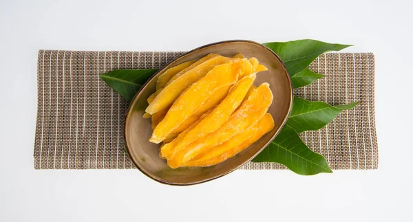 Torkad Mango eller torkad Mango skivor på en bakgrund. — Stockfoto
