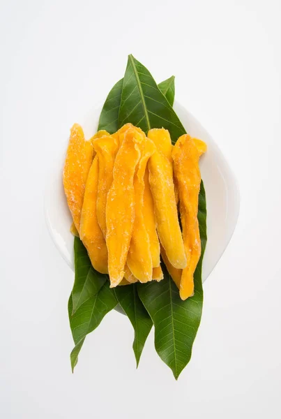 Fette di mango essiccate o di mango essiccate su uno sfondo . — Foto Stock