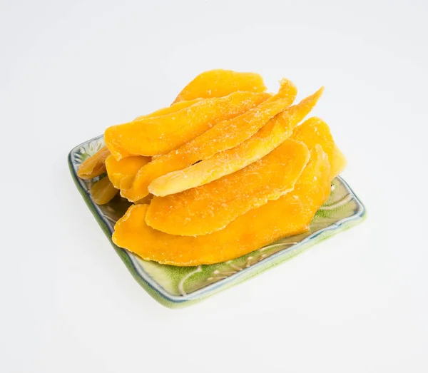 Fette di mango essiccate o di mango essiccate su uno sfondo . — Foto Stock