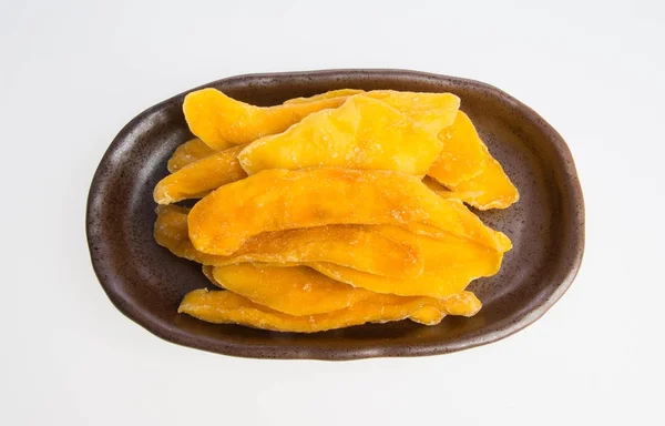 Fette di mango essiccate o di mango essiccate su uno sfondo . — Foto Stock