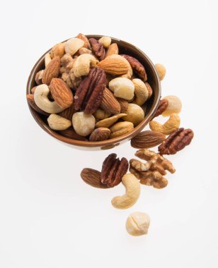 fındık veya bir arka plan üzerinde mix fıstık.