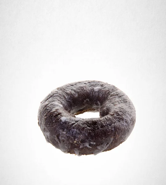 Donut ou donut de chocolate em um fundo . — Fotografia de Stock