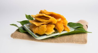 Bir arka plan üzerinde kurutulmuş Mango veya kurutulmuş Mango dilimleri.