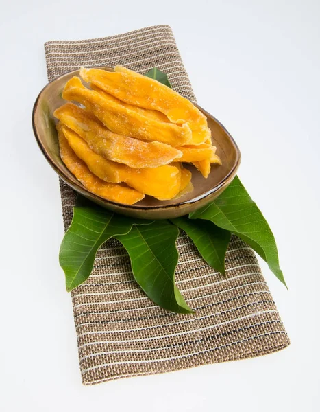 Fette di mango essiccate o di mango essiccate su uno sfondo . — Foto Stock