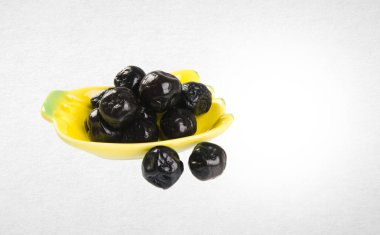 Bir arka plan üzerinde kurutulmuş korunmuş veya siyah Erik.