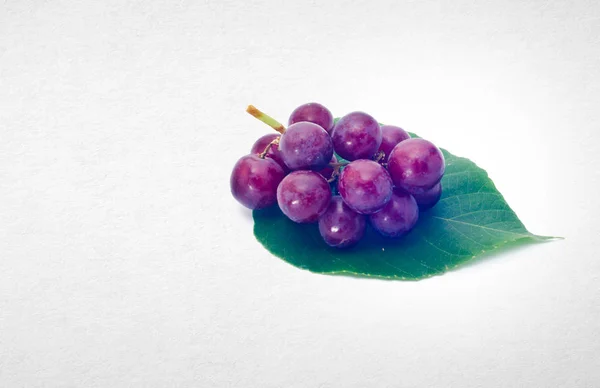 Uvas ou uvas vermelhas em um fundo . — Fotografia de Stock