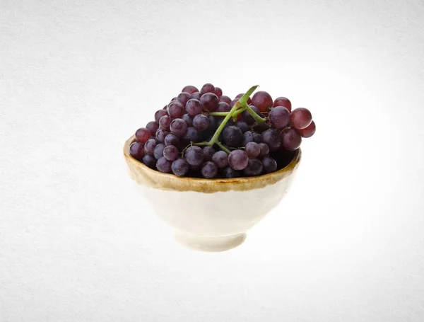Uvas ou uvas vermelhas em um fundo . — Fotografia de Stock