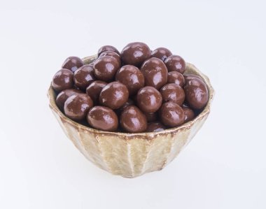 çikolata topları. bir arka plan üzerinde kase çikolata topları.