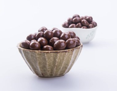 çikolata topları. bir arka plan üzerinde kase çikolata topları.