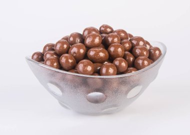 çikolata topları. bir arka plan üzerinde kase çikolata topları.