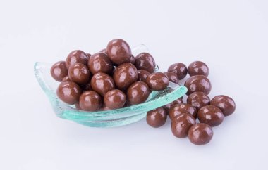 çikolata topları. bir arka plan üzerinde kase çikolata topları.