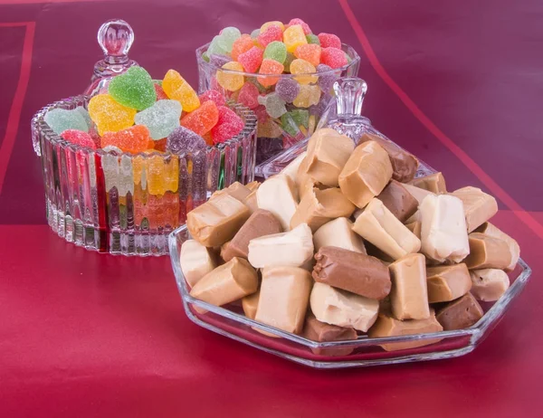 Caramelos. dulces de caramelo. caramelos de caramelo sobre un fondo. caram —  Fotos de Stock