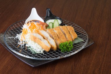 Japon mutfağı. arka planda kızarmış balık