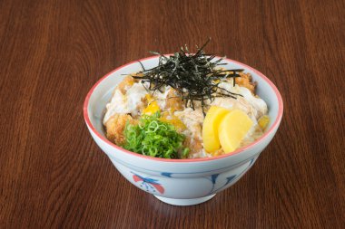 Japon mutfağı. kızarmış tavuk pilav ve arka plan üzerinde