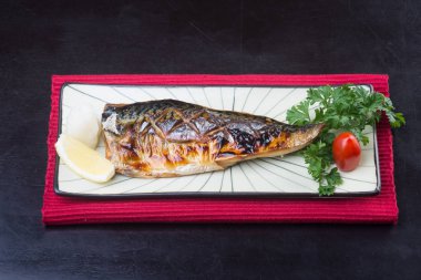 Japon mutfağı. arka planda kızarmış balık
