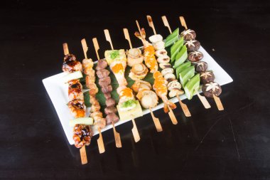 Japon mutfağı. arka üstünde ızgara sopa