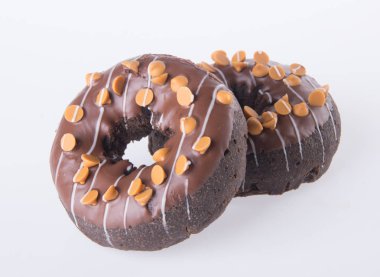 Beyaz arka planda çikolatalı çörekler.