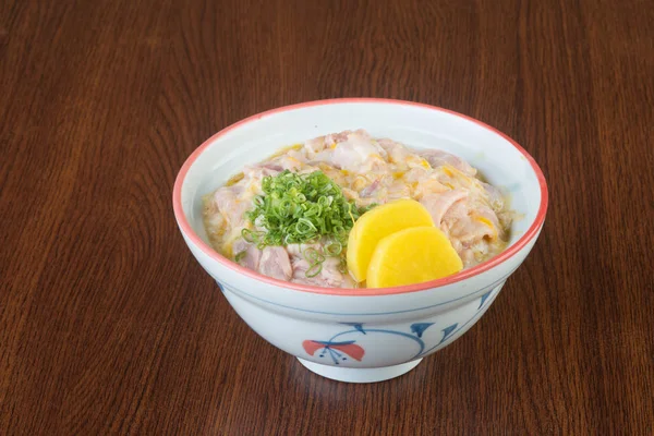 Cozinha japonesa. arroz de frango frito no fundo — Fotografia de Stock