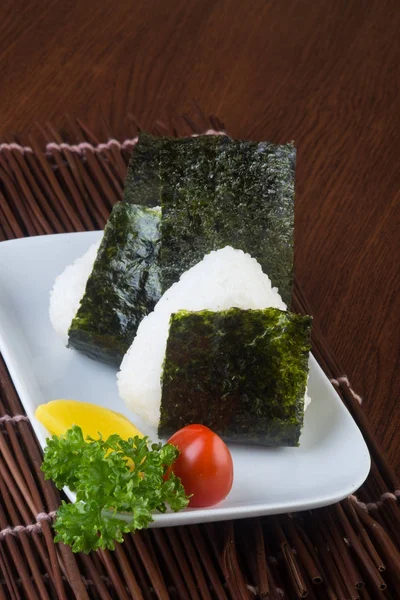 Cucina giapponese. onigiri o riso sullo sfondo — Foto Stock