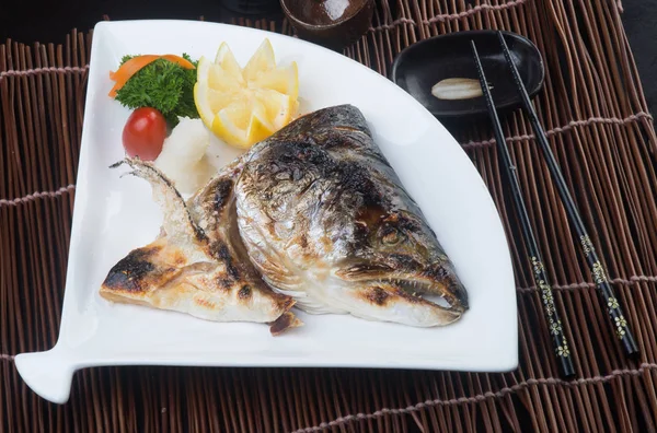 Japanese cuisine. fried fish head on the background — Stock Photo, Image