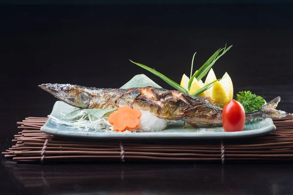 Japanische Küche. gebratener Fisch auf dem Hintergrund — Stockfoto