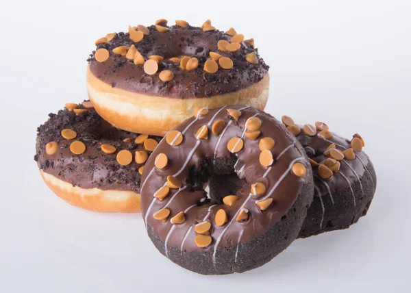 Beyaz arka planda çikolatalı çörekler.