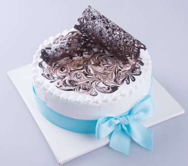 kek. Beyaz arka plan ile dondurmalı kek