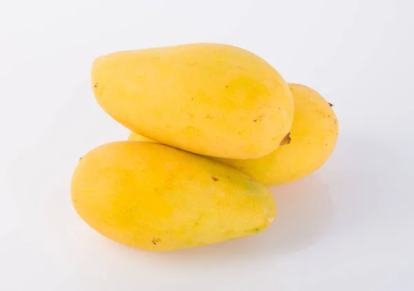 Fruto de manga amarelo em um contexto — Fotografia de Stock