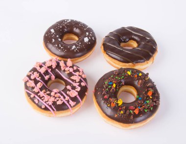 çörek. Çikolatalı donuts zemin üzerine