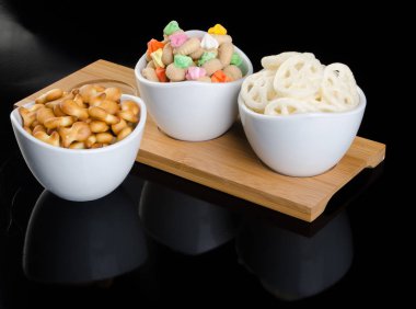 Abur cubur veya aperatif yiyecek bir arka plan üzerinde