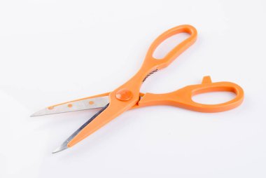 mutfak makası arka planda.