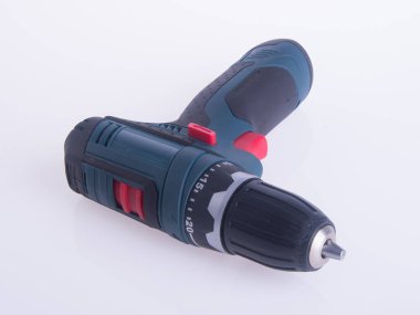 Akülü matkap. bir arka plan üzerinde Akülü matkap