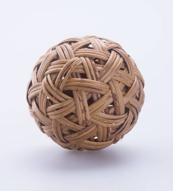 Top. Rattan topu arka planda.