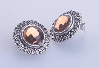 bir arka plan üzerinde mücevher veya moda küpe