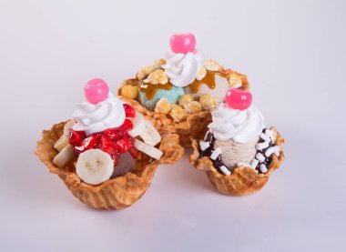 dondurma kaşık veya arka plan üzerinde karışık dondurma.