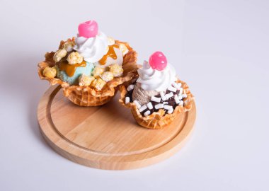 dondurma kaşık veya arka plan üzerinde karışık dondurma.