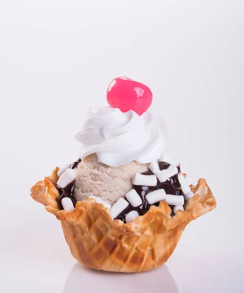 Cucharada de helado o helado mixto sobre fondo . —  Fotos de Stock