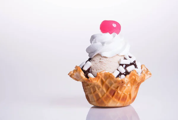 Dondurma kaşık veya arka plan üzerinde karışık dondurma. — Stok fotoğraf