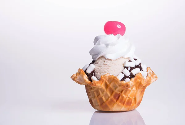 Cucharada de helado o helado mixto sobre fondo . —  Fotos de Stock