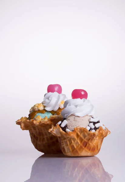 아이스크림 국자 또는 배경에 혼합된 아이스크림. — 스톡 사진