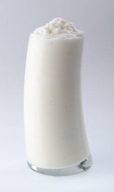 Beyaz arka plan üzerinde izole yoğurt