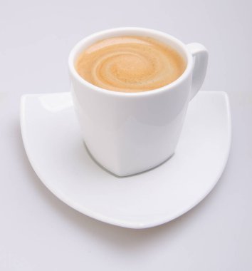 Arka planda bir fincan kahve.