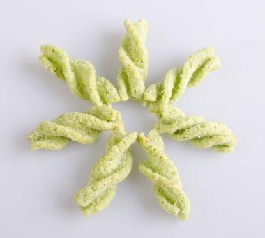 abur cubur, yeşil bezelye bir arka plan üzerinde snack.