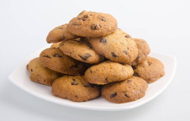 Beyaz arka planda izole edilmiş çikolata parçacıklı kurabiyeler.