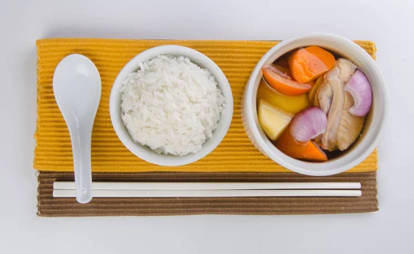 Sopa de pollo y hierbas en olla, estilo chino . — Foto de Stock