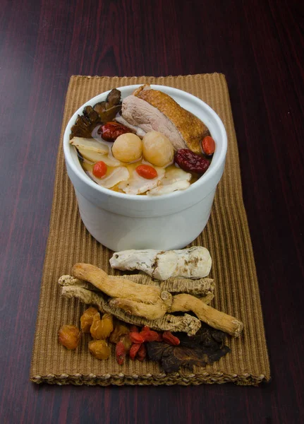 Kyckling och ört soppa i potten, kinesisk mat stil. — Stockfoto