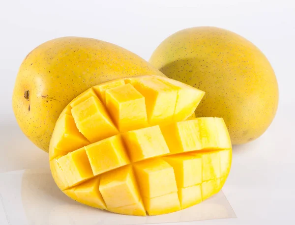 Mango. zoete mango op achtergrond. — Stockfoto